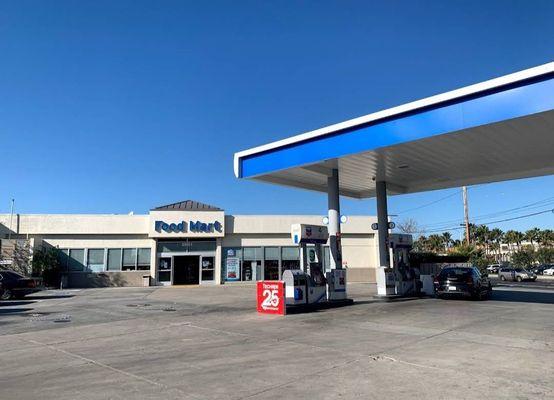 Chevron gas station at 2901 Saviers Rd in Oxnard, CA.