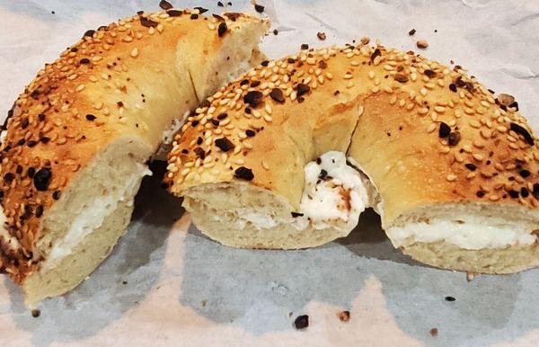 Everything bagel w cream cheese