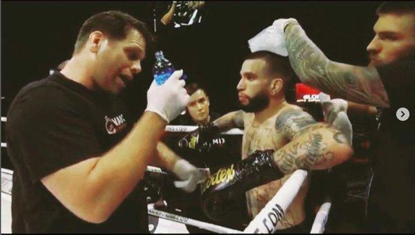 Fighter Chris Bonilla getting coached by Antoni Hardonk in his Glory debut.