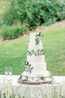 Hand placed florals on the wedding cake