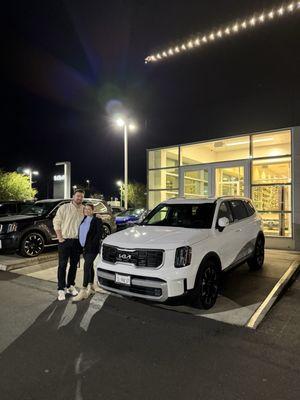 Thank you Essa for the stellar service and knowledge! New 2025 Kia Telluride