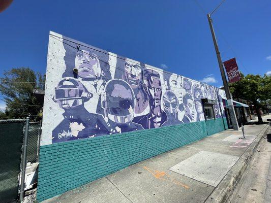 Cool attention grabbing mural on building !