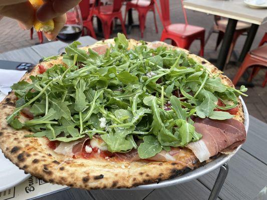 Arugula prosciutto pizza