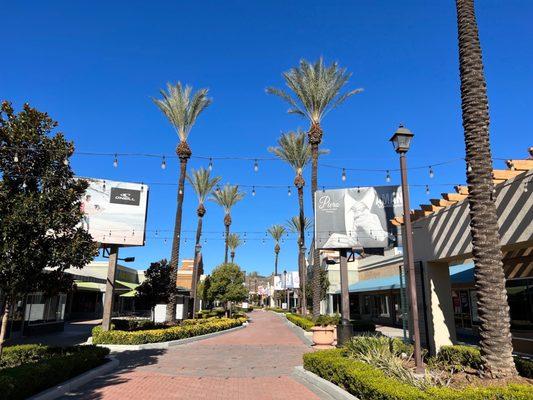 Lake Elsinore Outlets