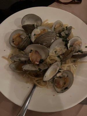 Linguine with white clam sauce