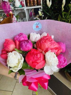 12 beautifully assorted peonies in a bouquet. Peonies have the beautiful symbolism of prosperity, love & bravery. Watch @SoniasFlorist