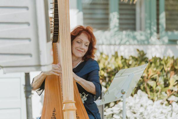 Harpist  Naomi Alter