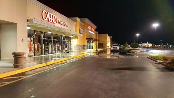 Pressure Washing a Shopping Center in Okeechobee Florida.

www.tpopressurecleaningbocaraton.com 
561-985-5057