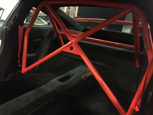 Roll bar install in a gt3.