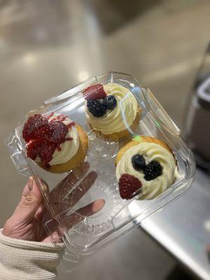 And then the bakery person smooshed them all in the container. Why didn't she choose a diff box? Ugh.