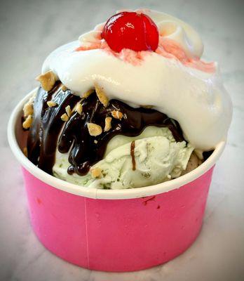 Hot fudge sundae