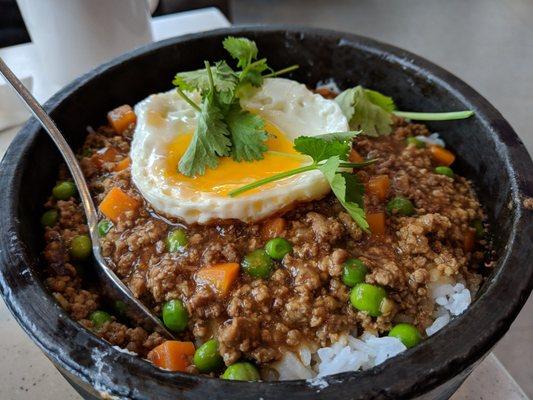 Clay Hot Pot with Minced Beef and an Egg