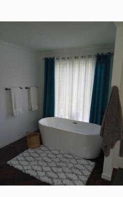 Complete tub remodeling, In this job we replace a garden tub for a self standing one and replaced two small windows for one bigger one.