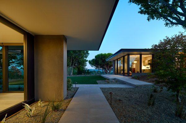 Mid-Century modern main house and guest house with connection to yard in Lafayette, California