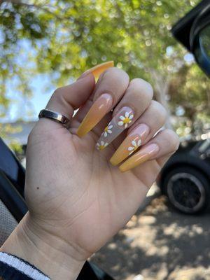 Daisy design coffin acrylic nails