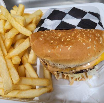 Cheeseburger with fries