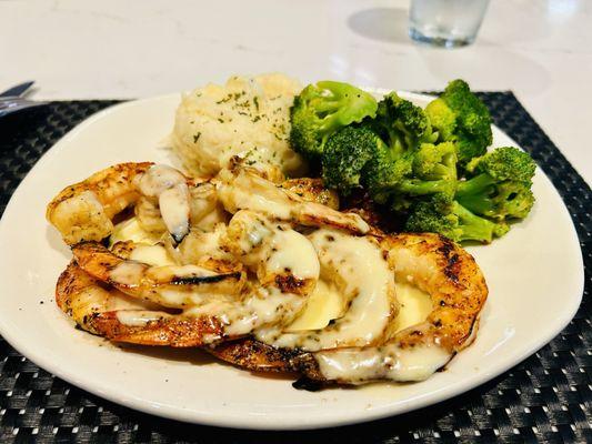 Lemon butter shrimp skewer with Garlic Whipped Potatoes & broccoli