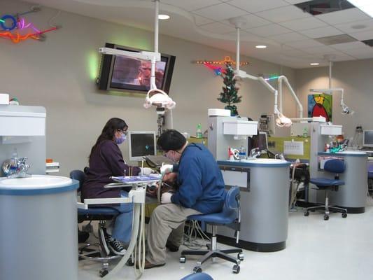 Dr. Jonathon lee inspecting a patient's teeth