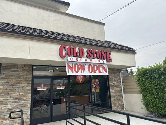 Entrance of Coldstone creamery