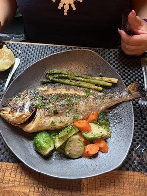 Dotado whole fish and grilled asparus