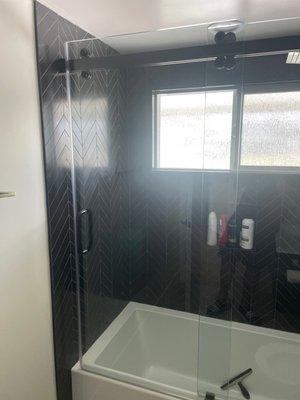 Bathtub glass sliding doors