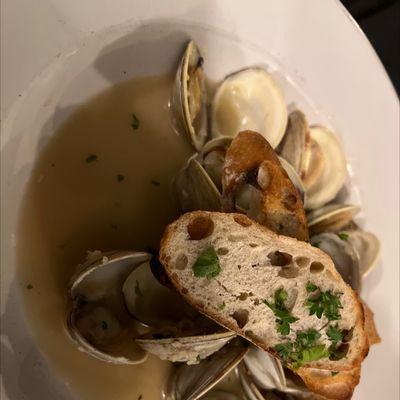 Clams in garlic sauce