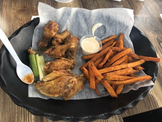 6pc honey garlic wings with sweet potatoe fries