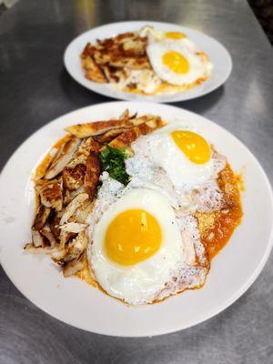 Chilaquiles Rojos con pollo y huevo frito