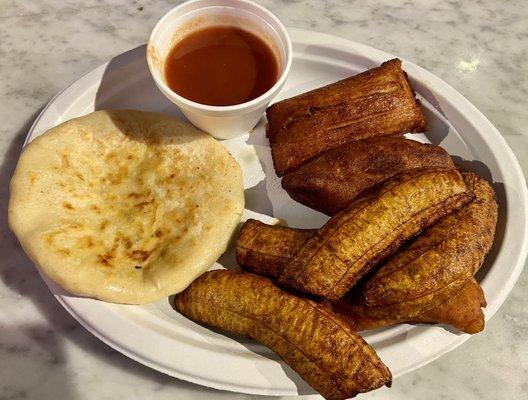 Sabor Tecleño: pupusa, tamal frito, empanada, plantains, pastelito