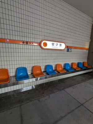 I think this is supposed to resemble Seoul's subway stations?