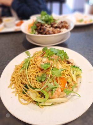 Pan-fried soft noodles with seafood