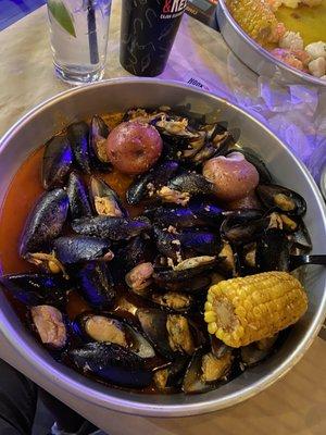 Black Mussels with Seasoned Garlic Sauce!