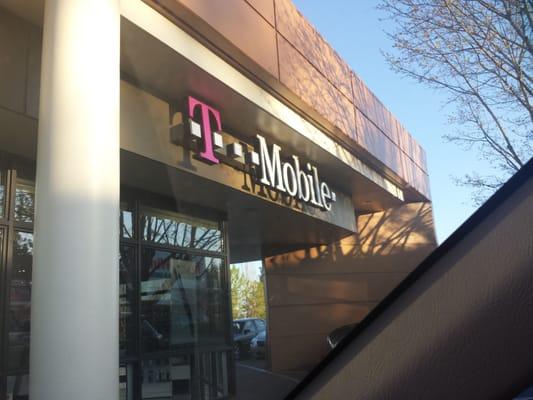 T-Mobile outside Vancouver Mall