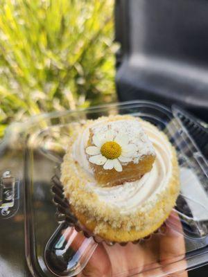 Lemon bar cupcake