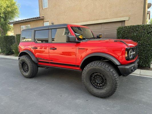 Bronco with front and rear collars on 37s