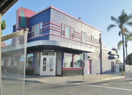 A quick "drive by" {{rim shot!!} of their truly classic art deco store on Harbor. I just love the color scheme.