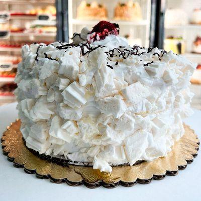 At La Nueva Bakery, variety is our secret ingredient!  Discover our delicious cakes in a wide range of flavors, perfect for any occasion.