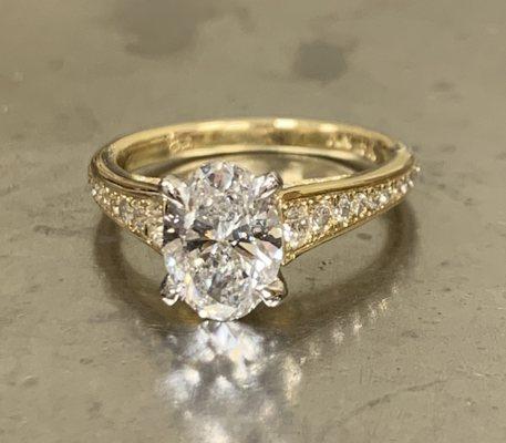 Oval diamond engagement ring