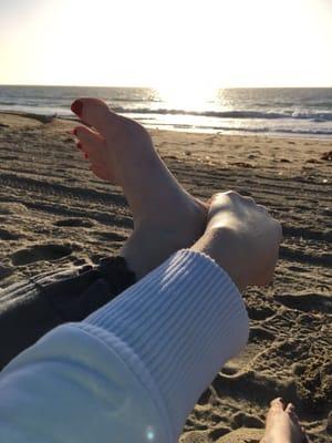 Self resistance (medial hamstring) stretches while enjoying a Redondo Beach sunset... Book a beach session to learn my routine!