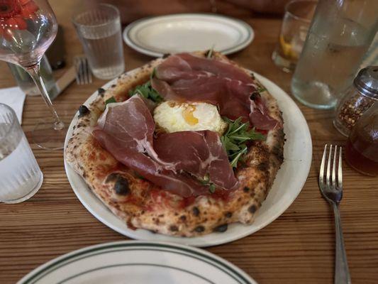 Prosciutto pizza with a fried egg