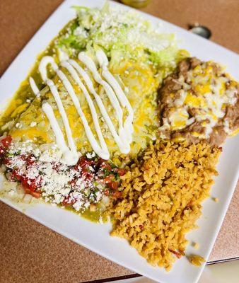 Enchiladas Verdes con pollo y queso (cheese enchilada and chicken enchilada with green sauce)