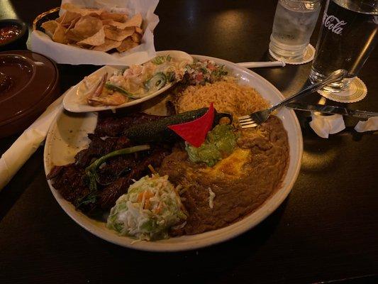 Carne asada con camarones a la crema