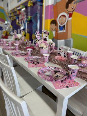 Mini Mouse party table set up