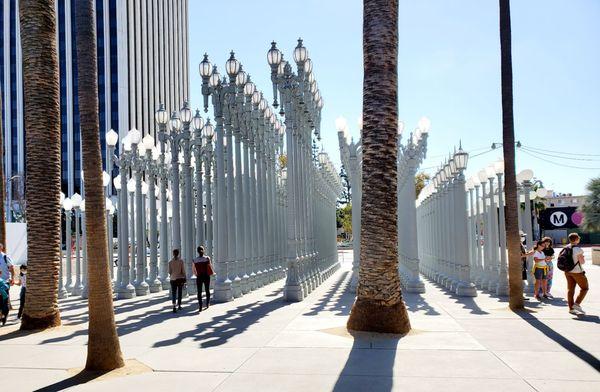 Artist Chris Burden’s fave lamppost pieces are the Broadway Roses (rosebud ornament on top of the globes). Middle row, facing LACMA inside.