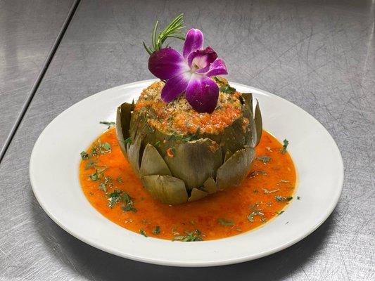 Stuffed artichoke with lemon sauce and red pepper