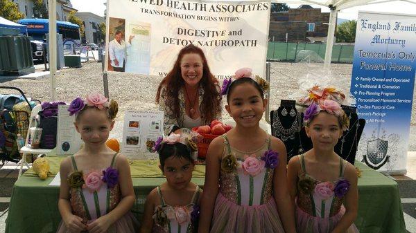 Wellness fair. Teaching kids about organic fruits.