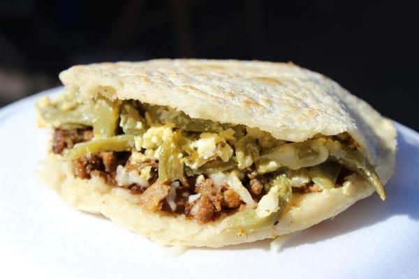 Gordita de Azada 
+ Nopales con huevo 
+ Queso