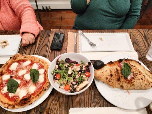 Margarite pizza, (forgot the name of the salad but it had chicken in it it was pollo something) and the calzone!