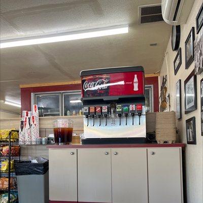 Yeah they have a soda machine. They also sell bottled drinks, cold salads and pizza.