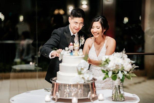 Bride and groom cake cutting ceremony at Ko'olau Ballrooms & Conference Center | Wedding Photography by HNL Studios www.hnlstudios.com